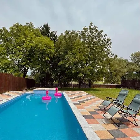 Luxury With Outdoor Pool Stens Una Vila